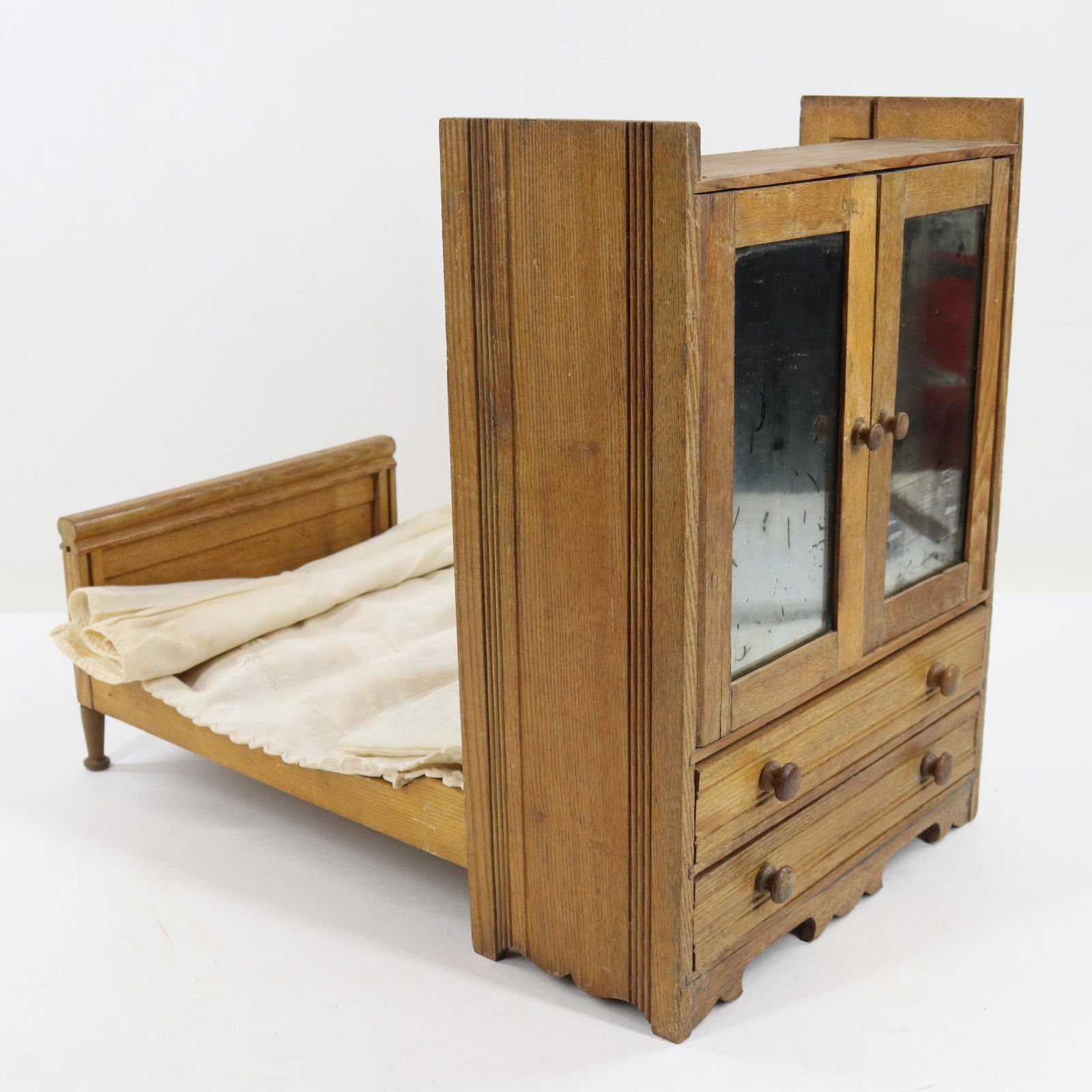 LOT OF FURNITURE. (1 of 8)