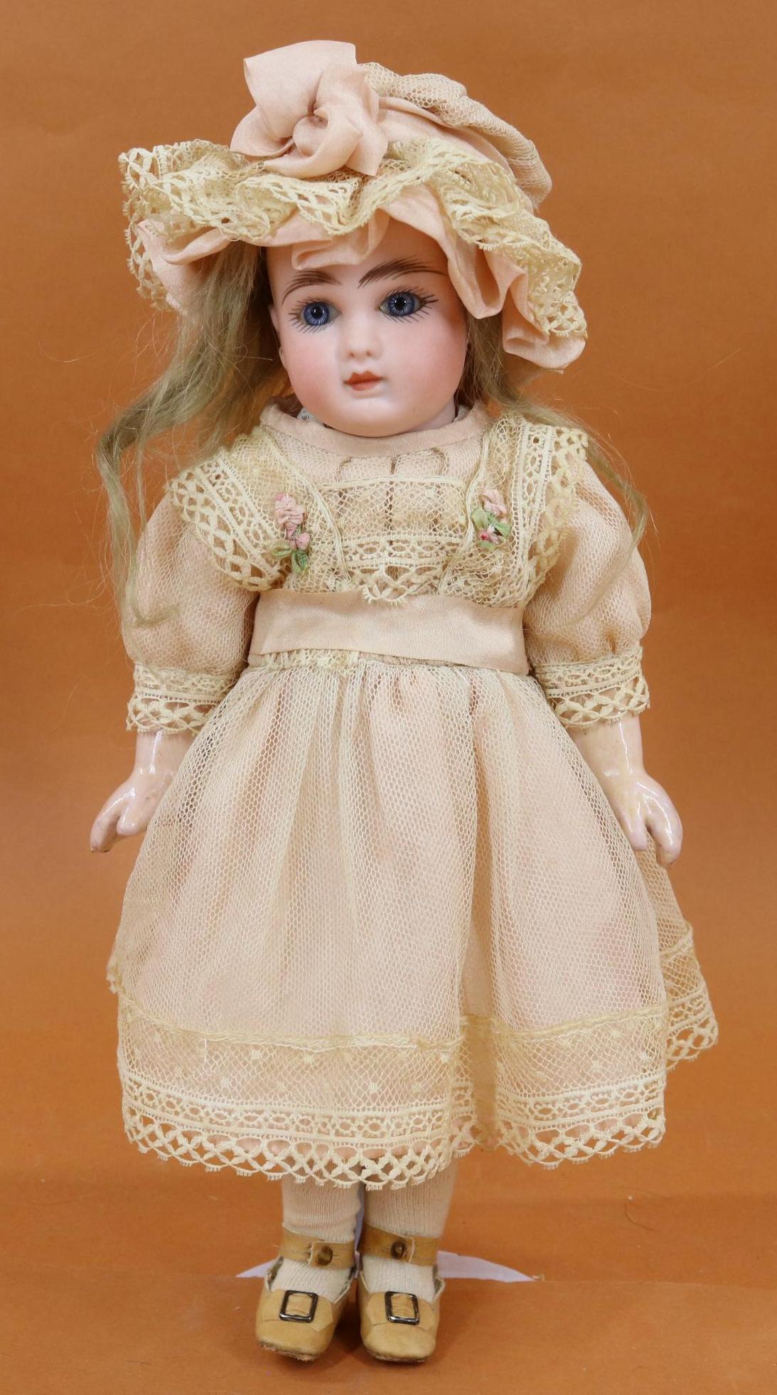 ANTIQUE FRENCH BISQUE HEAD DOLL. (1 of 13)