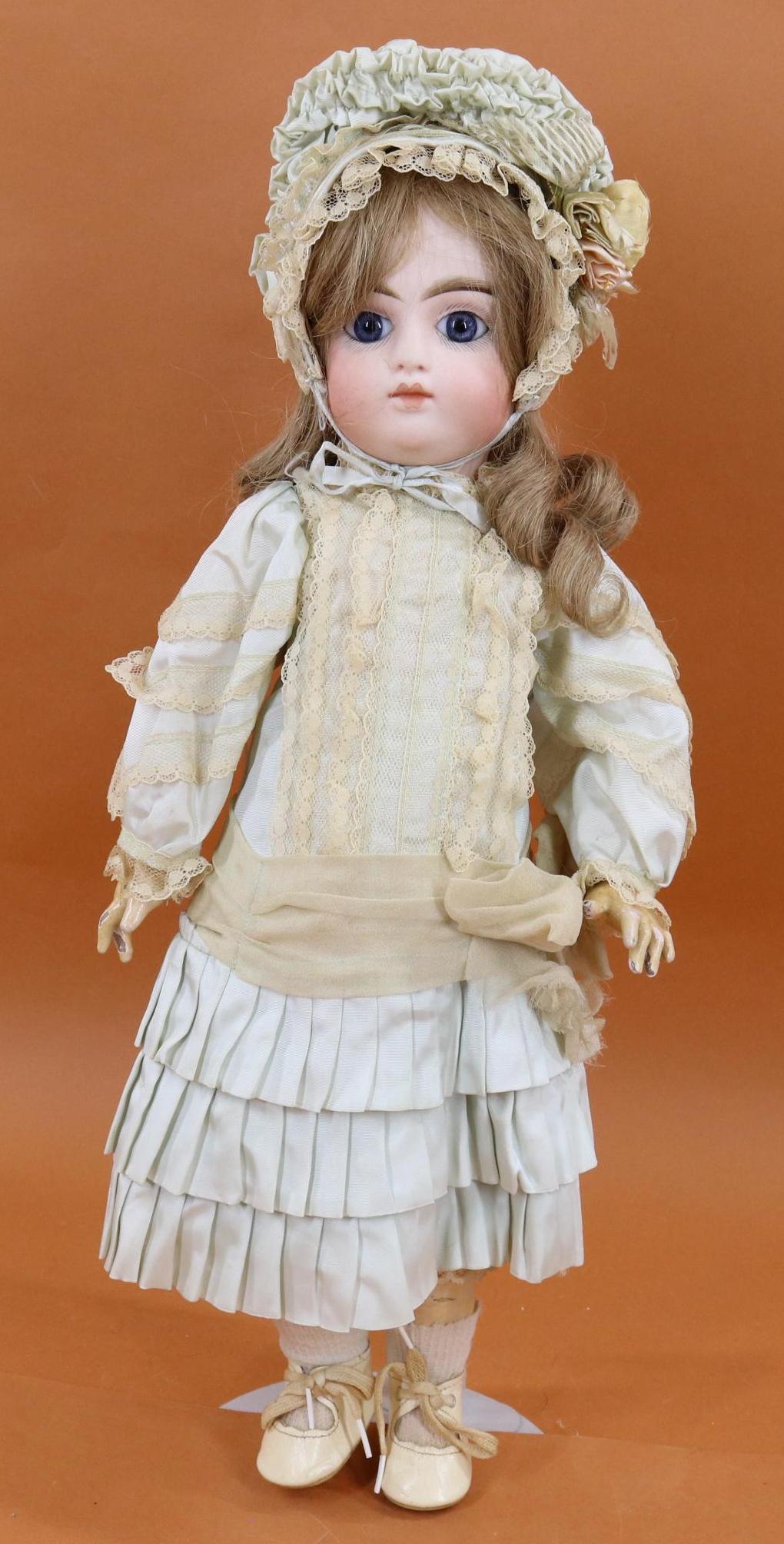 ANTIQUE FRENCH BISQUE HEAD DOLL. (1 of 15)