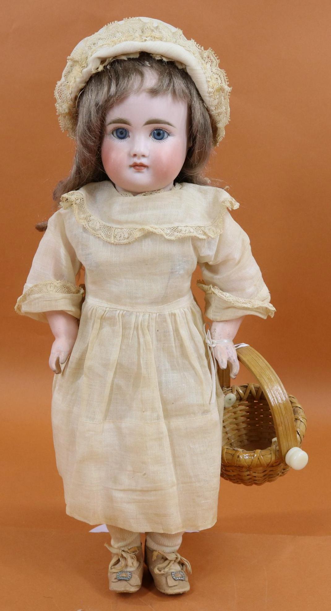 ANTIQUE BISQUE DOLL. (1 of 13)