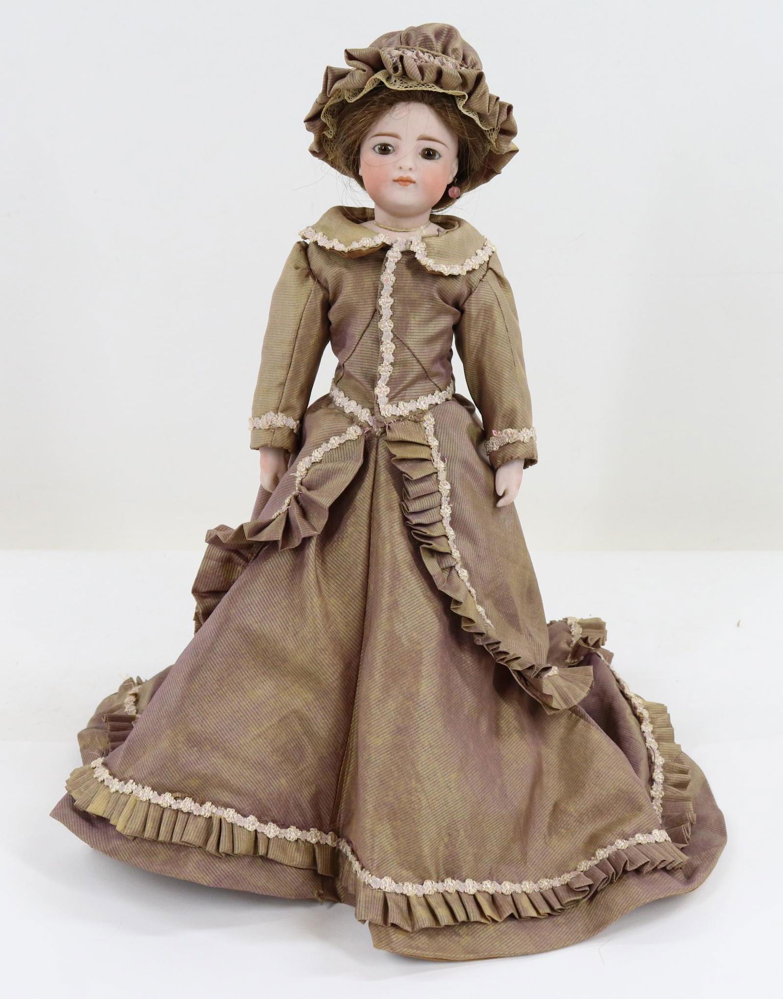 ANTIQUE BISQUE DOLL. (1 of 9)