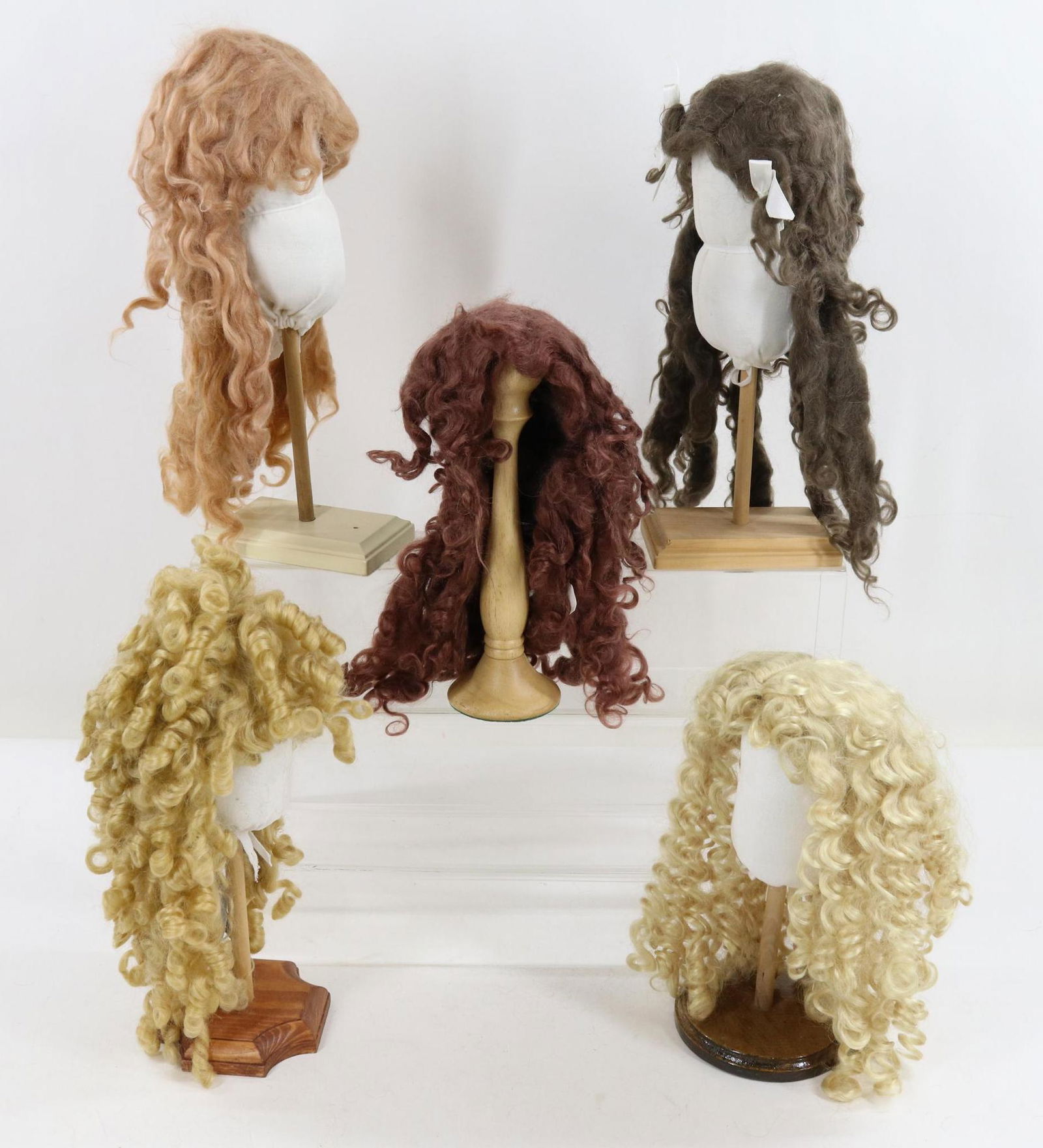 DOLL SUPPLIES - WIGS. (1 of 9)