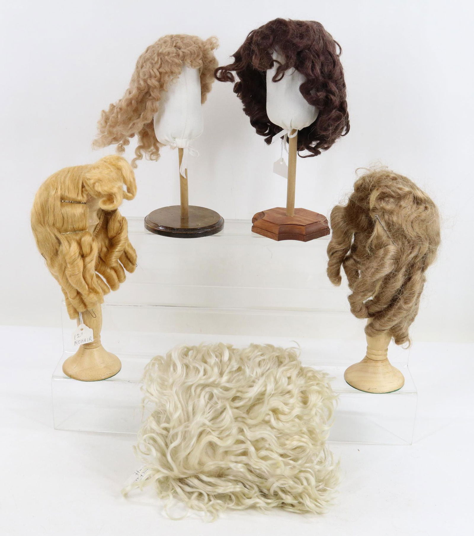 DOLL SUPPLIES - WIGS. (1 of 7)