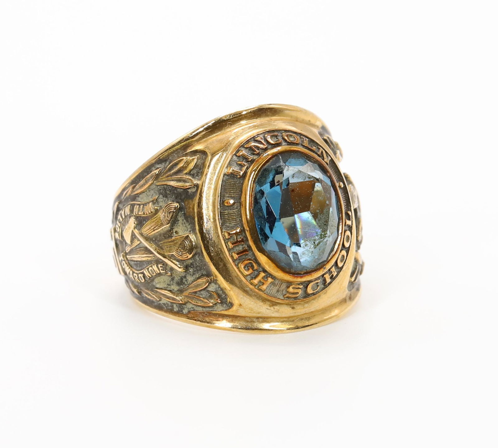 10KY Gold Lincoln High School Class Ring (1 of 7)