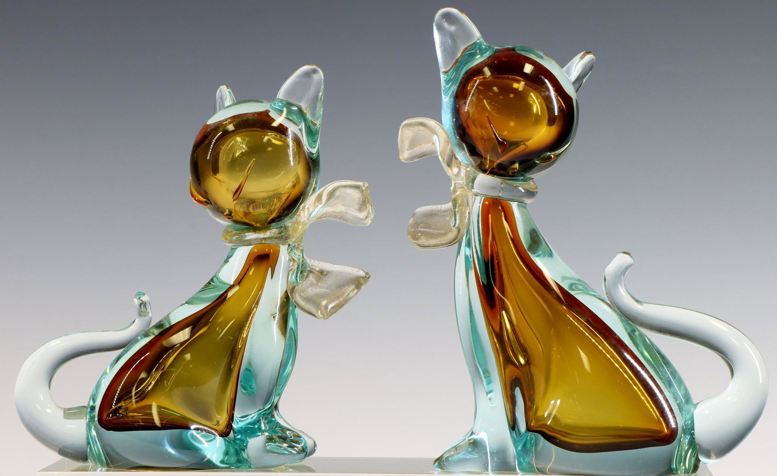 Barbini Murano Art Glass Cats: Barbini blown glass cats in blue with gold sommerso. 5.5"h x 6.25"h **Please Note: This item is NOT eligible for in-house shipping. Please refer to the terms and conditions of this auction for recomme