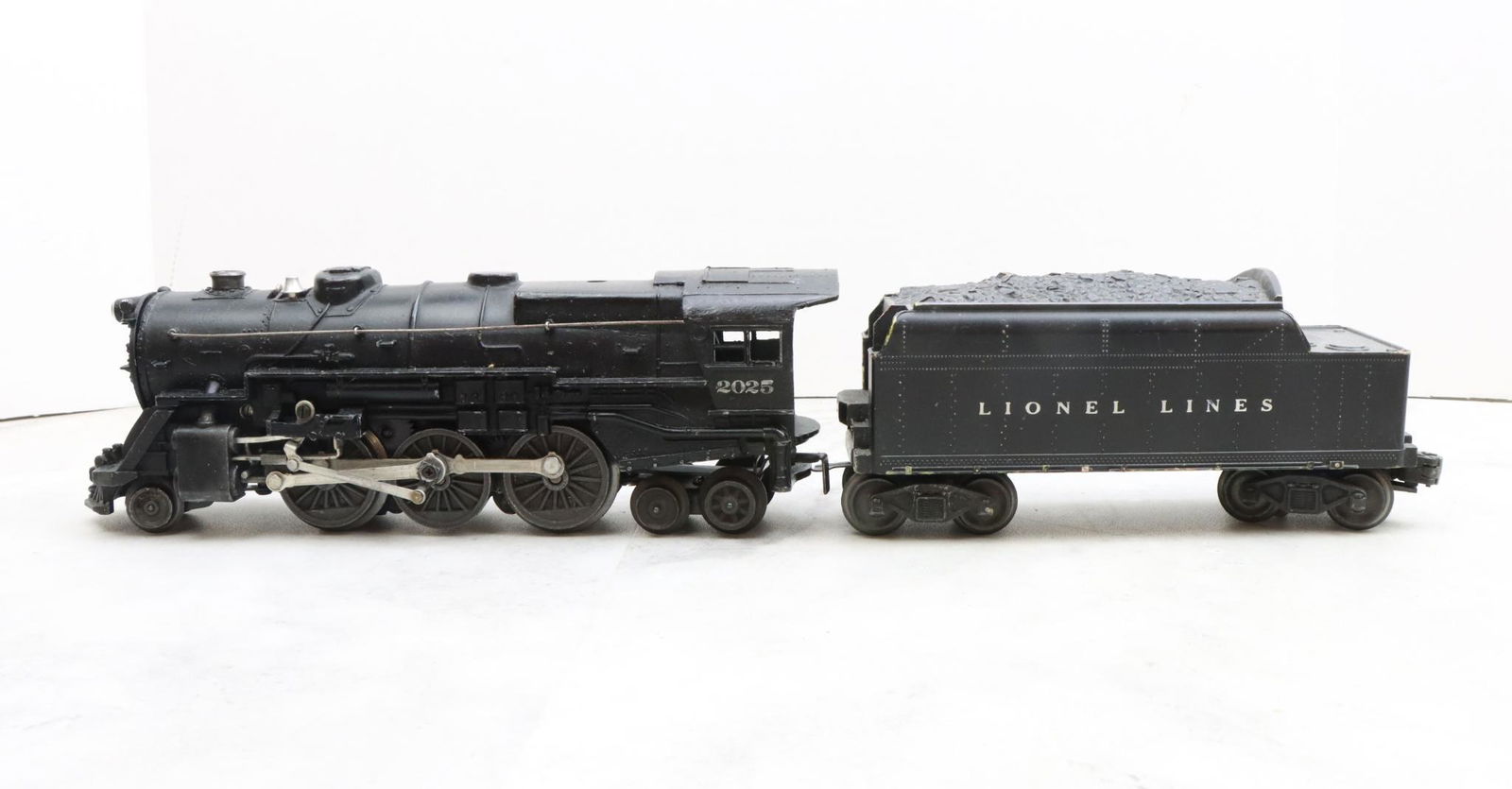 Lionel Trains 2025 Locomotive and 6466W Tender (1 of 13)