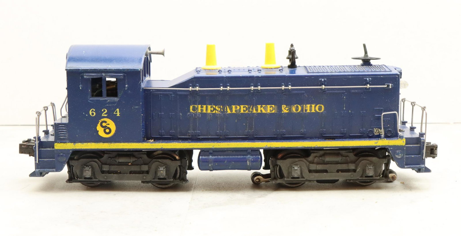 Lionel Trains 624 Locomotive: Postwar, O27 gauge, 4-0-4 Chesapeake and Ohio locomotive 624.