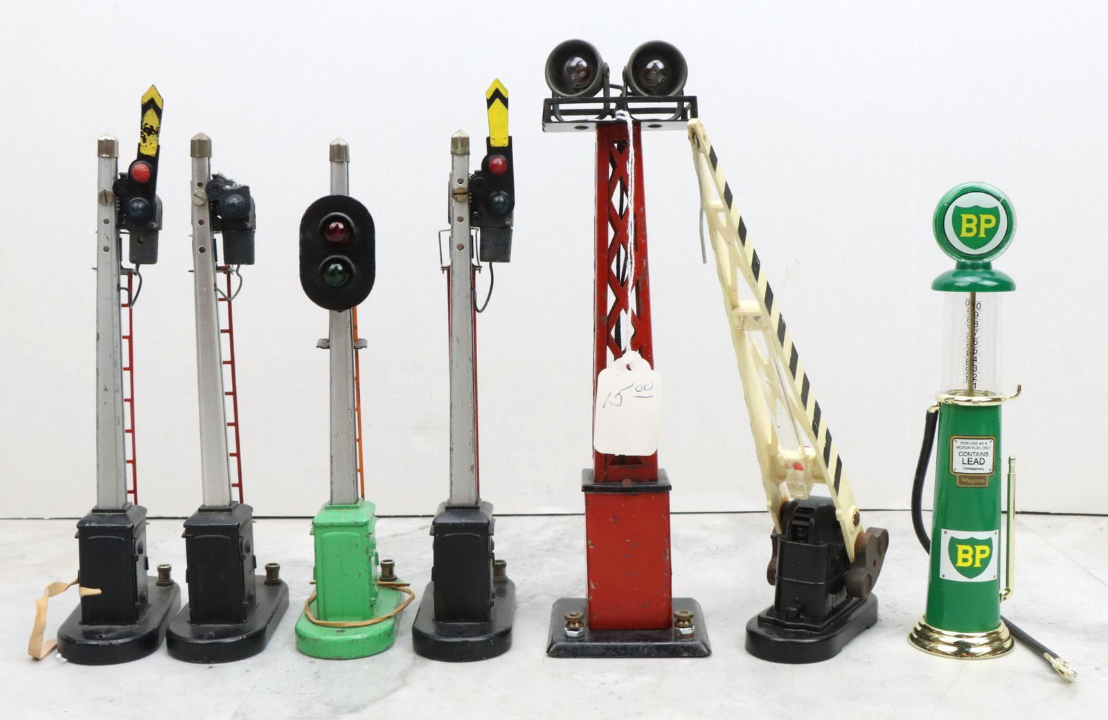 Lionel Trains and Other, Lights and Accessories (1 of 8)