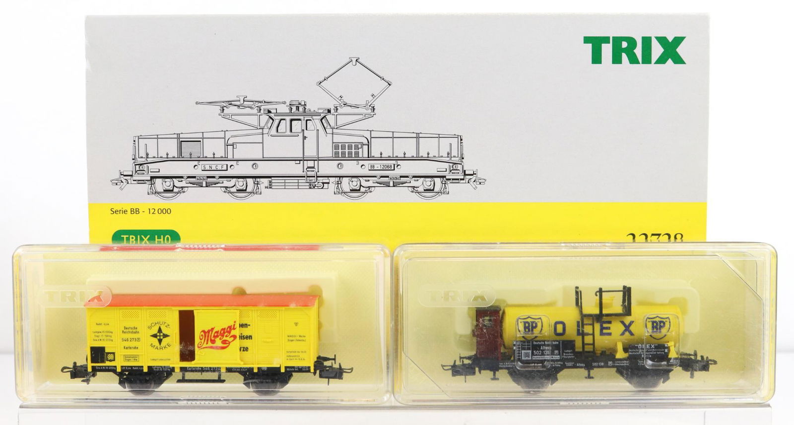 Trix HO Trains Locomotive and Cars (1 of 7)