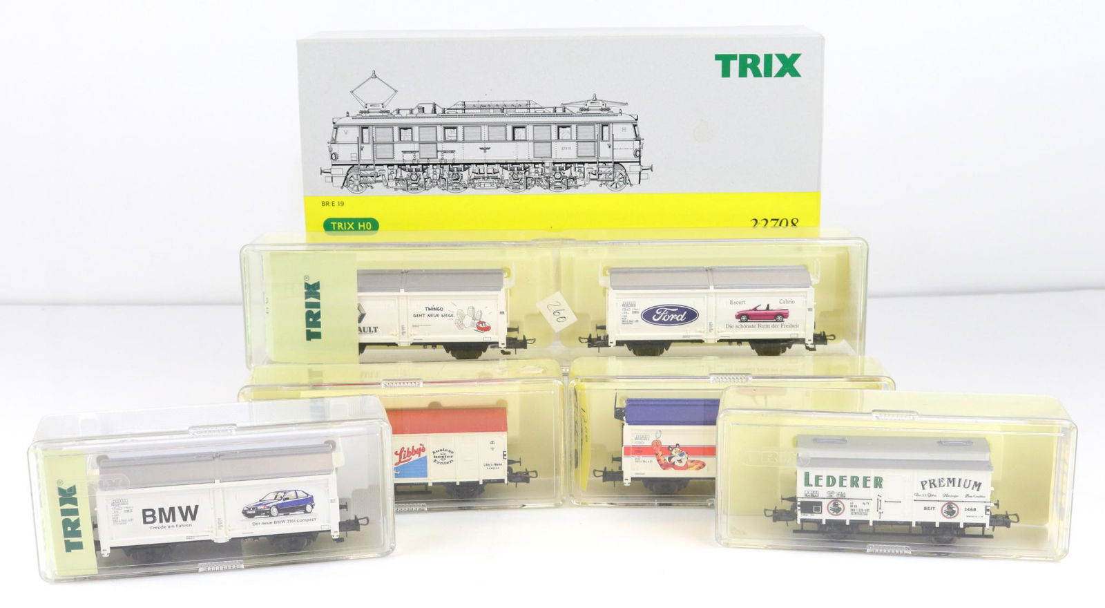 Trix HO Trains Locomotive and Cars (1 of 13)