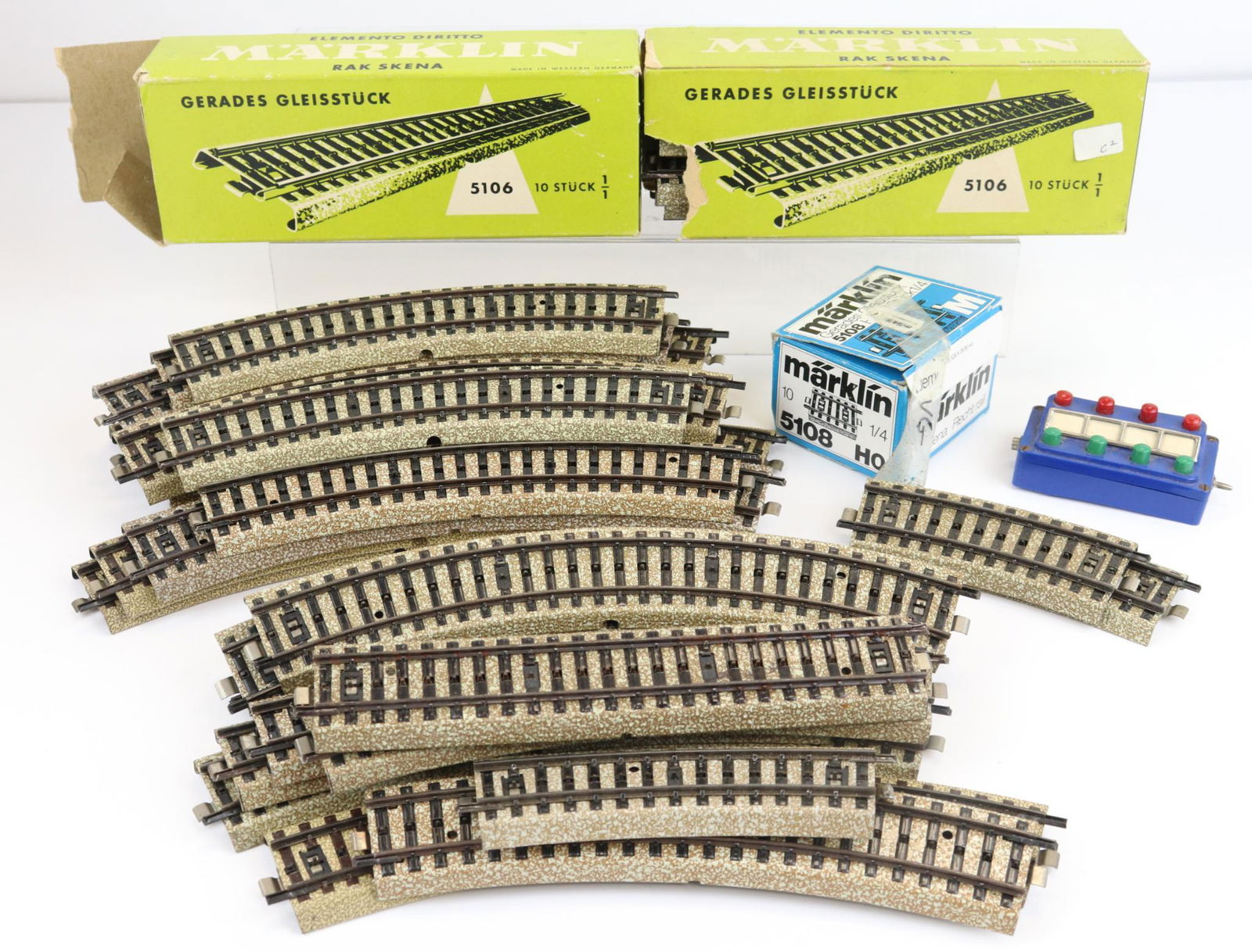 Trix HO Trains Locomotive and Cars (1 of 11)