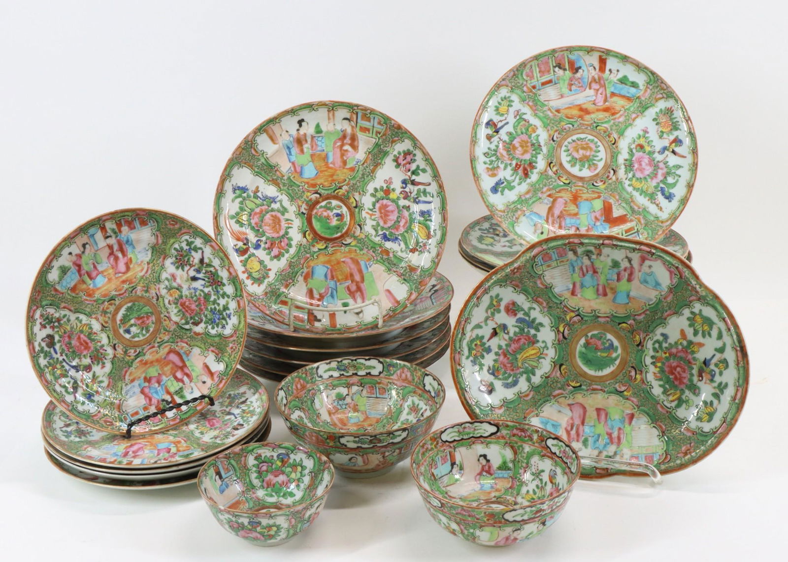Rose Medallion Dinner Service for 5 (1 of 8)