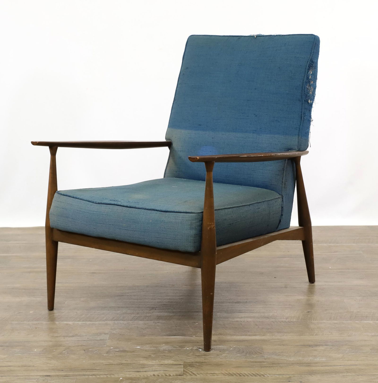 Paul McCobb Planner Group Lounge Chair 41: Maple frame with sculpted arms and bulbous tapered legs, unmarked. Wear to the upholstery and legs. 33"h x 24.5"w x 30"d, seat height of 16" **Please Note: This item is NOT eligible for in-house shipp
