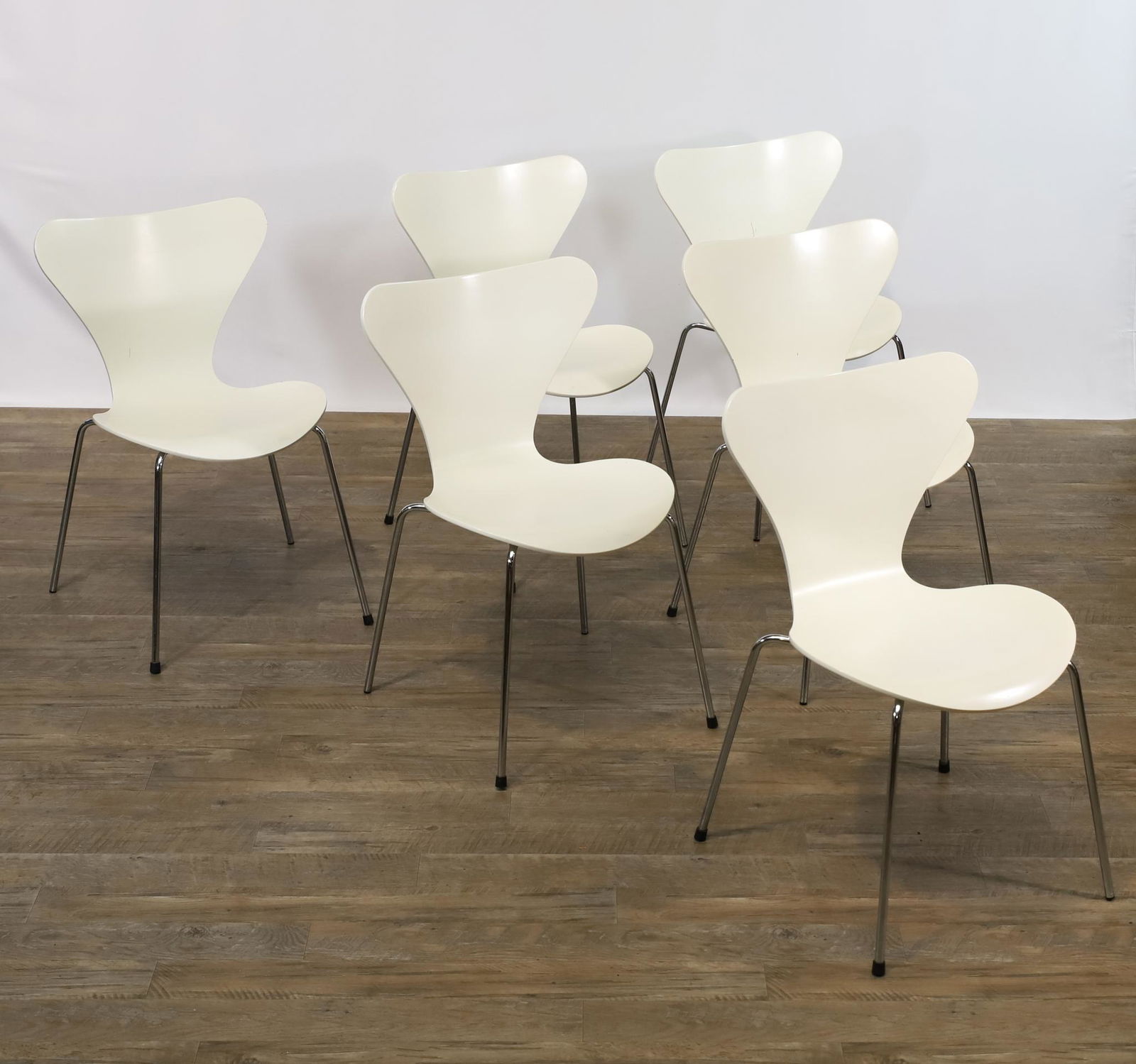 Arne Jacobsen for Fritz Hansen Series 7 Chairs: Set of (6) Danish modern stackable white painted molded plywood chairs with steel chrome legs. 30"h x 19"w x 16"d, seat height 16" **Please Note: This item is NOT eligible for in-house shipping. Pleas
