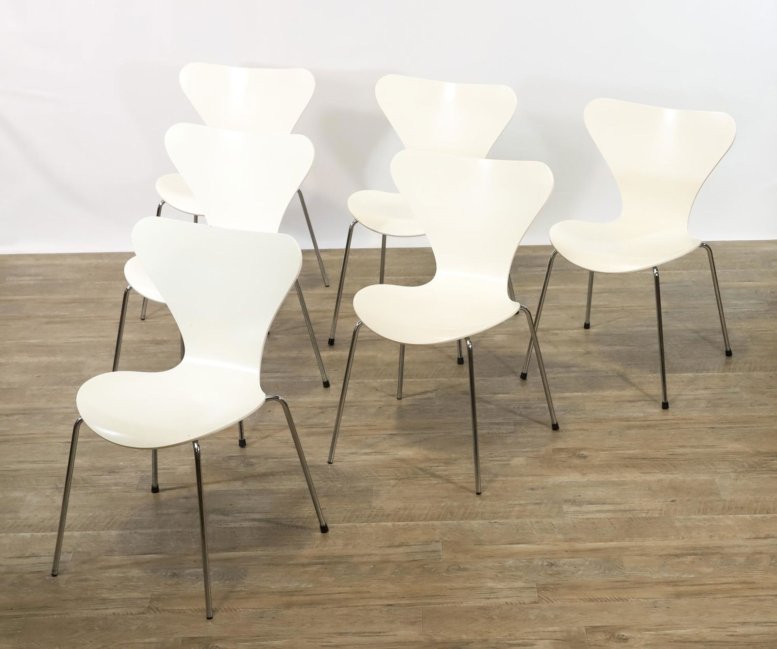 Arne Jacobsen for Fritz Hansen Series 7 Chairs: Set of (6) Danish modern stackable white painted molded plywood chairs with steel chrome legs. 30"h x 19"w x 16"d, seat height 16" **Please Note: This item is NOT eligible for in-house shipping. Pleas