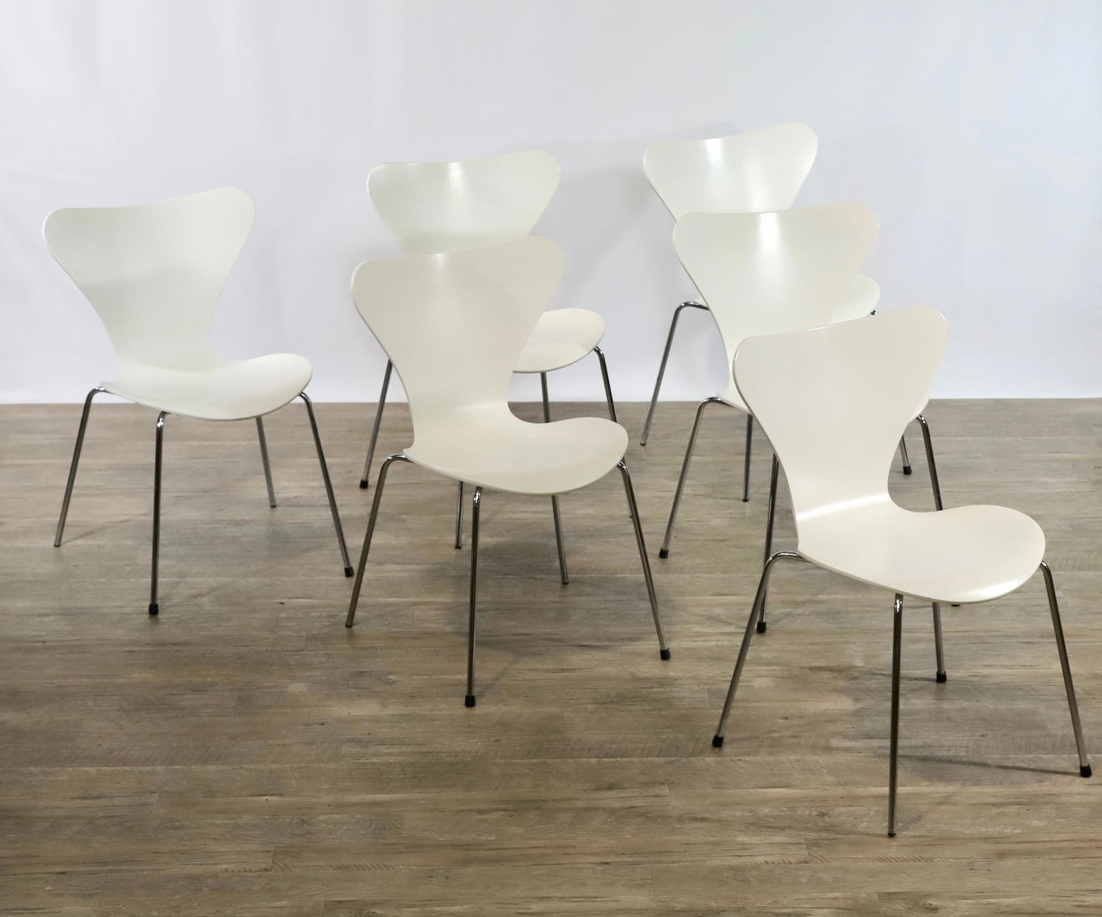 Arne Jacobsen for Fritz Hansen Series 7 Chairs: Set of (6) Danish modern stackable white painted molded plywood chairs with steel chrome legs. 30"h x 19"w x 16"d, seat height 16" **Please Note: This item is NOT eligible for in-house shipping. Pleas