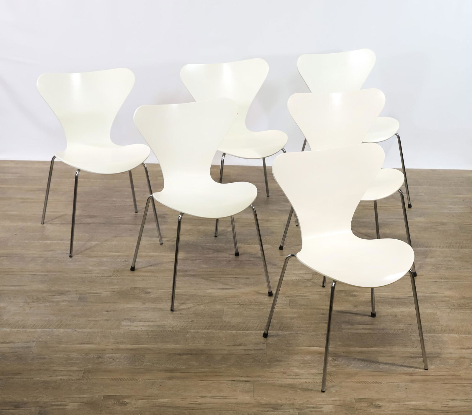 Arne Jacobsen for Fritz Hansen Series 7 Chairs: Set of (6) Danish modern stackable white painted molded plywood chairs with steel chrome legs. 30"h x 19"w x 16"d, seat height 16" **Please Note: This item is NOT eligible for in-house shipping. Pleas