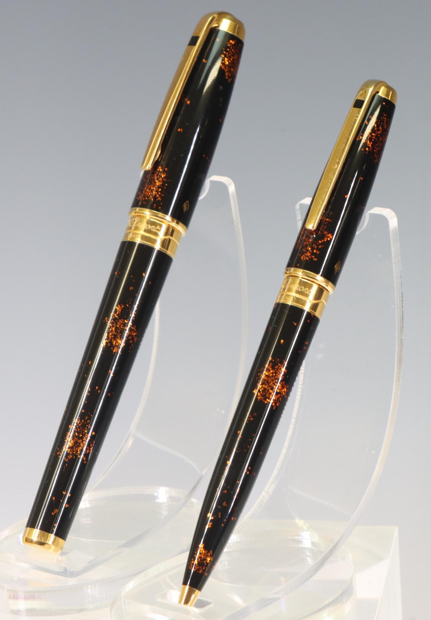 S.T. Dupont Poudre d'Or Rollerball & Fountain Pens, 18k Nib: S.T. Dupont Poudre d'Or Rollerball & Fountain Pens, Chinese lacquer, fountain pen has 18k M Nib.