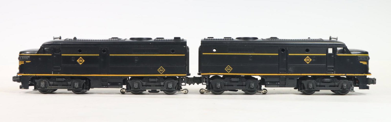 Lionel Diesel Engine: O gauge, 3-rail, Erie #2032 Diesel engine and dummy unit.