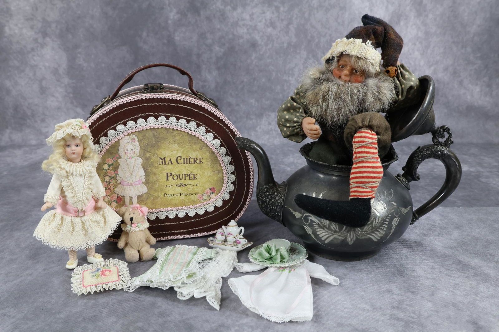 UFDC/REGIONAL SOUVENIR & ARTIST DOLLS. (1 of 11)