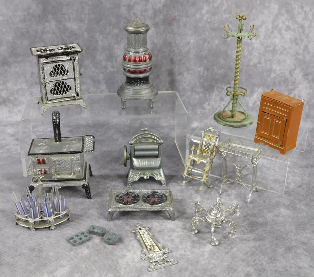 MINIATURES/DOLLS. (1 of 11)