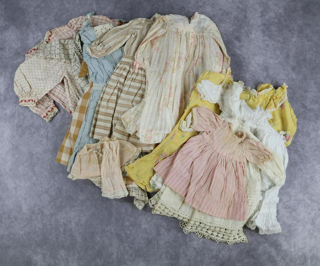 ANTIQUE DOLL/CHILDREN'S CLOTHING. (1 of 5)