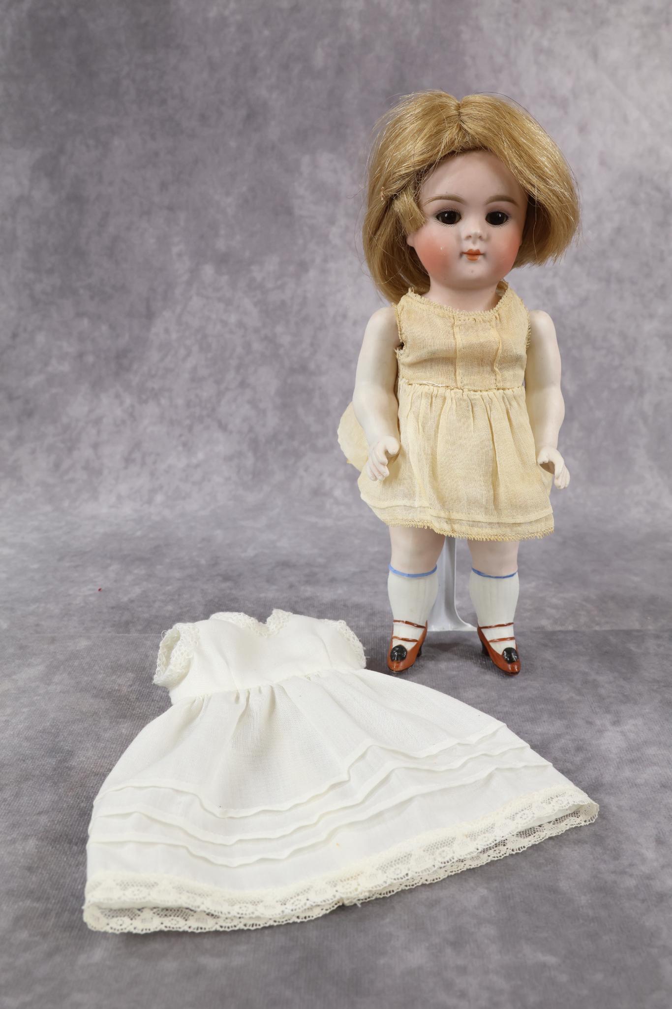 ALL BISQUE DOLLS. (1 of 9)