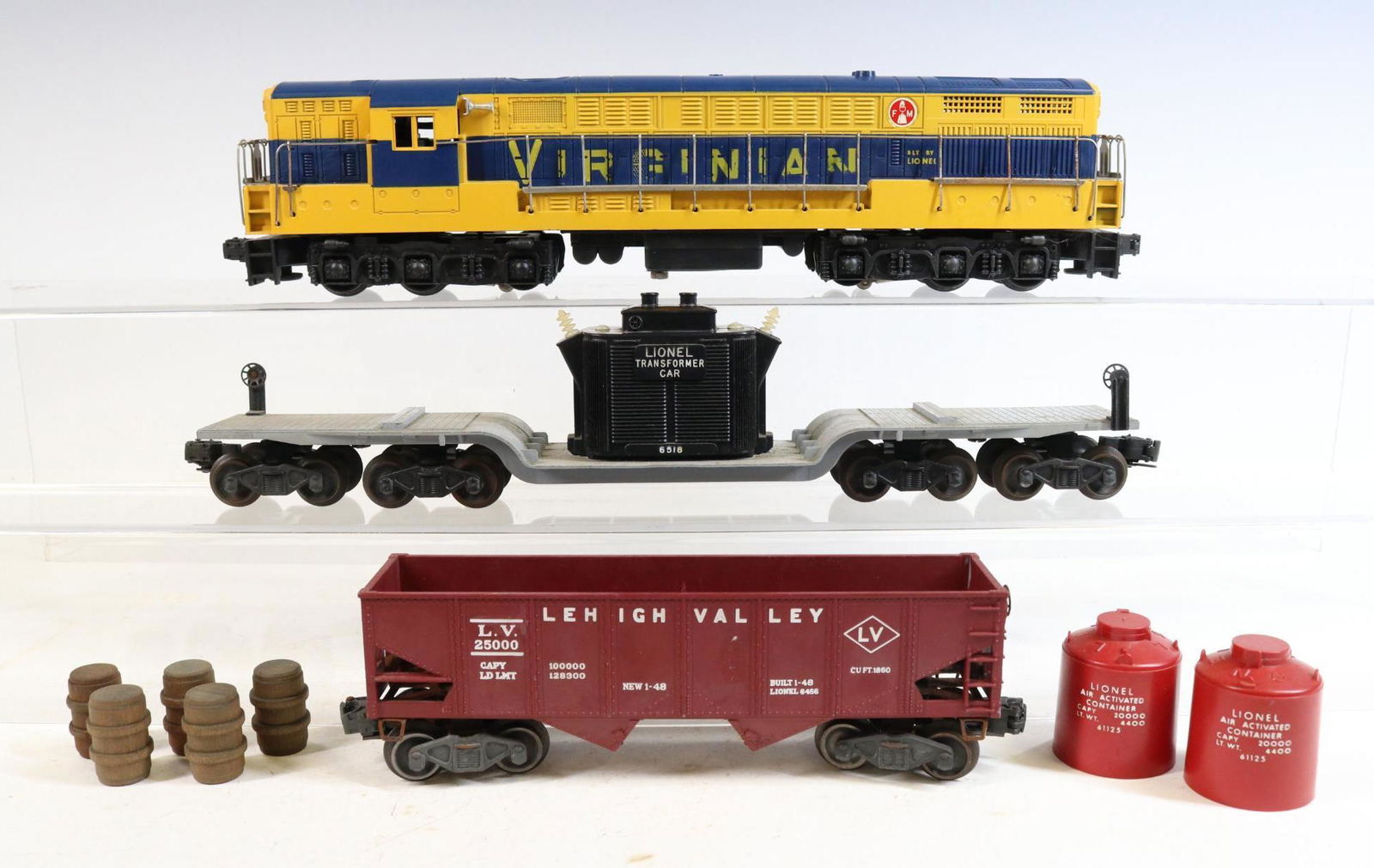 Lionel Diesel Engine and Cars (1 of 15)