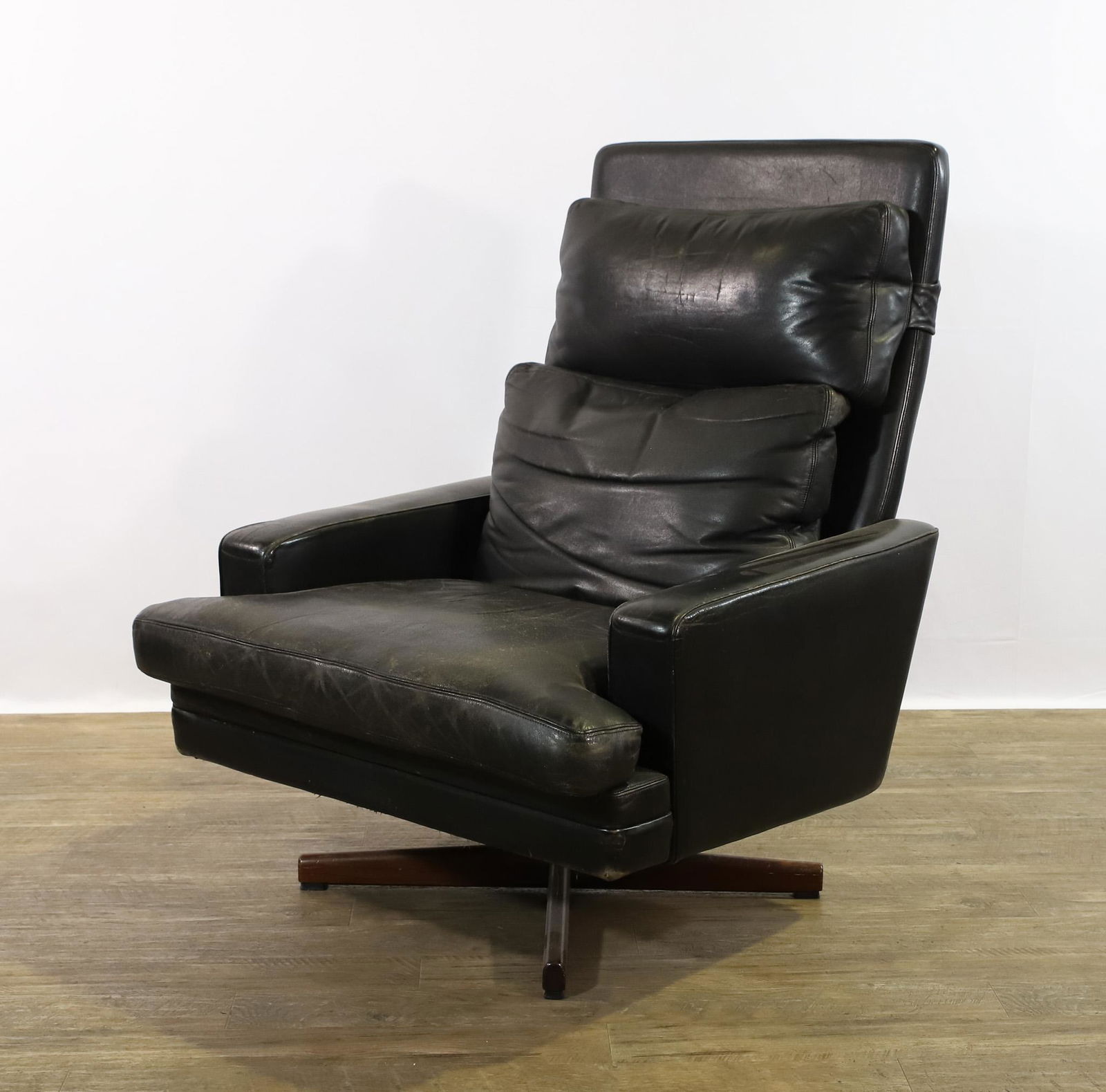 Fredrik Kayser Leather Lounge Chair (1 of 11)