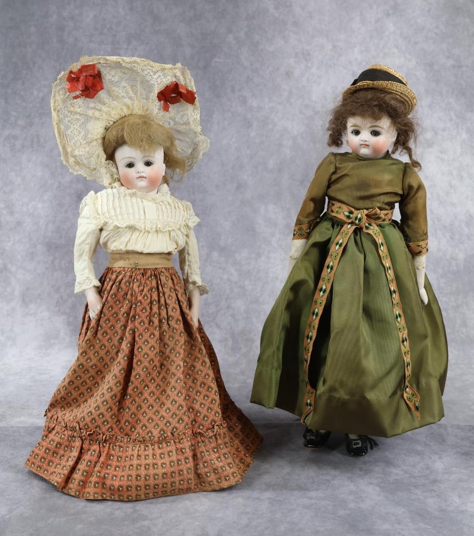 ANTIQUE GERMAN CLOSED MOUTH BISQUE HEAD DOLL(S).: Pair of shoulder head dolls. Both dolls have turned heads, brown sleep eyes, mohair wigs, leather gusseted bodies with bisque lower arms. 12 1/2" "E" doll with chubby cheeks, plaster pate, honey blond