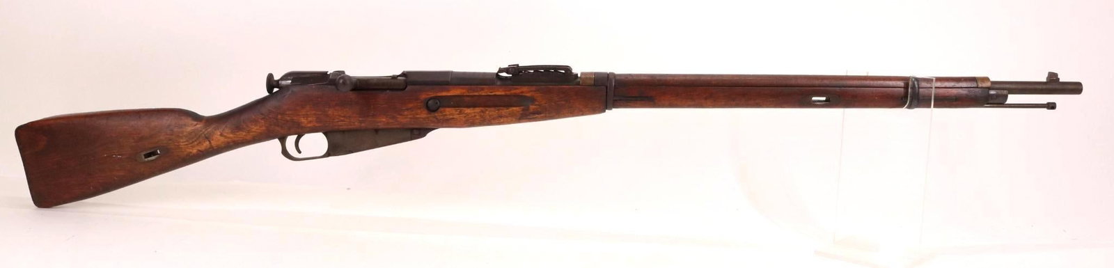 Soviet Izhevsk Finnish Marked M91 Mosin Nagant Bolt Action Rifle: 7.62x54R, 27 3/4" bbl, SN 33461. Dark brown frost textured patina, fair bore, breech dated 1904 with boxed SA (Finnish property mark) hex receiver with none matching number bolt, rear sight has old st