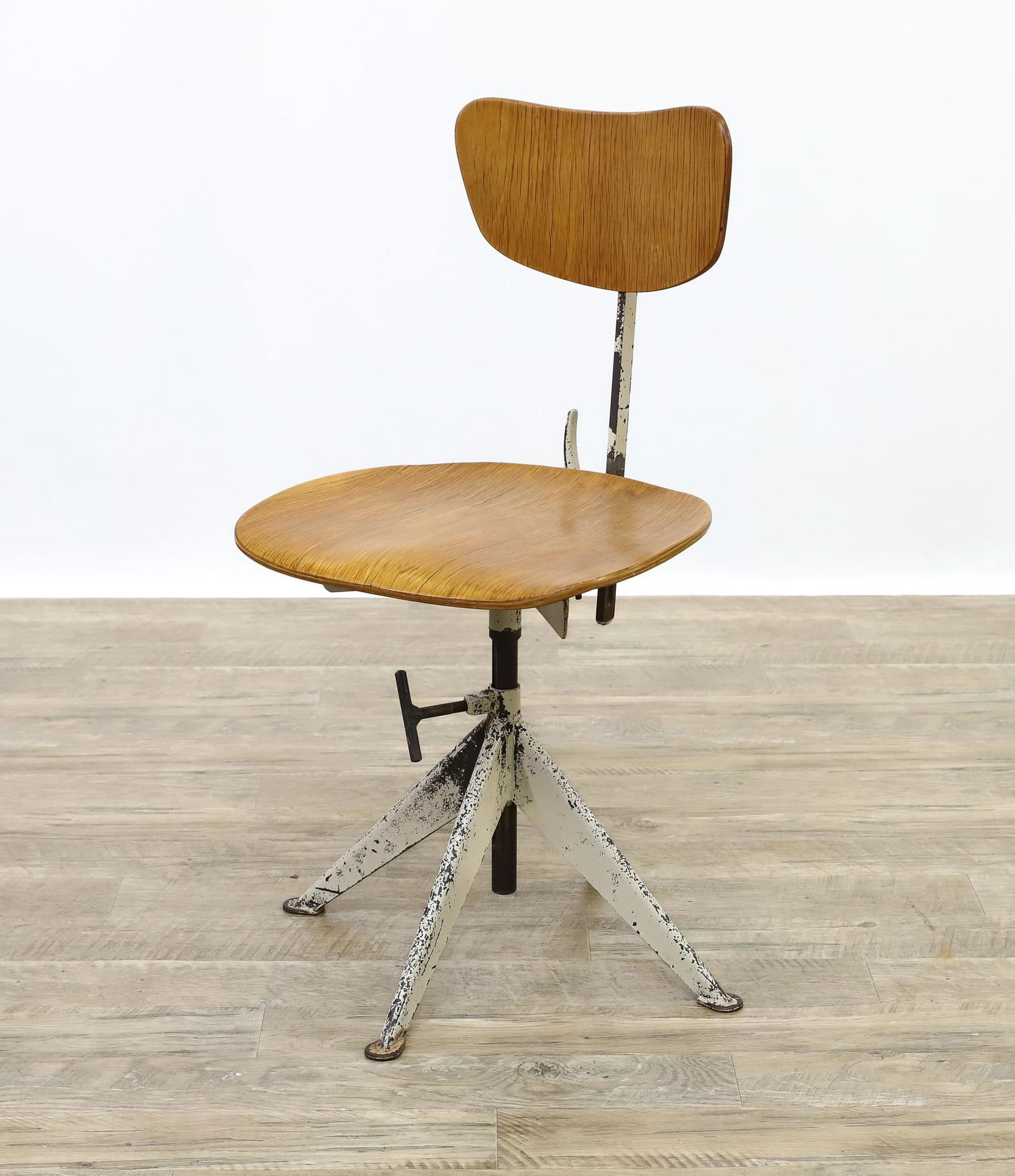 Odelberg and Olson for Knoll International T60 Chair: Swedish Modern work chair with enameled steel frame and bent birch plywood seat and back, unmarked. Enamel loss and dryness/cracking to the wood. 33"h x 16.25"w x 18.25"d, seat height 18"