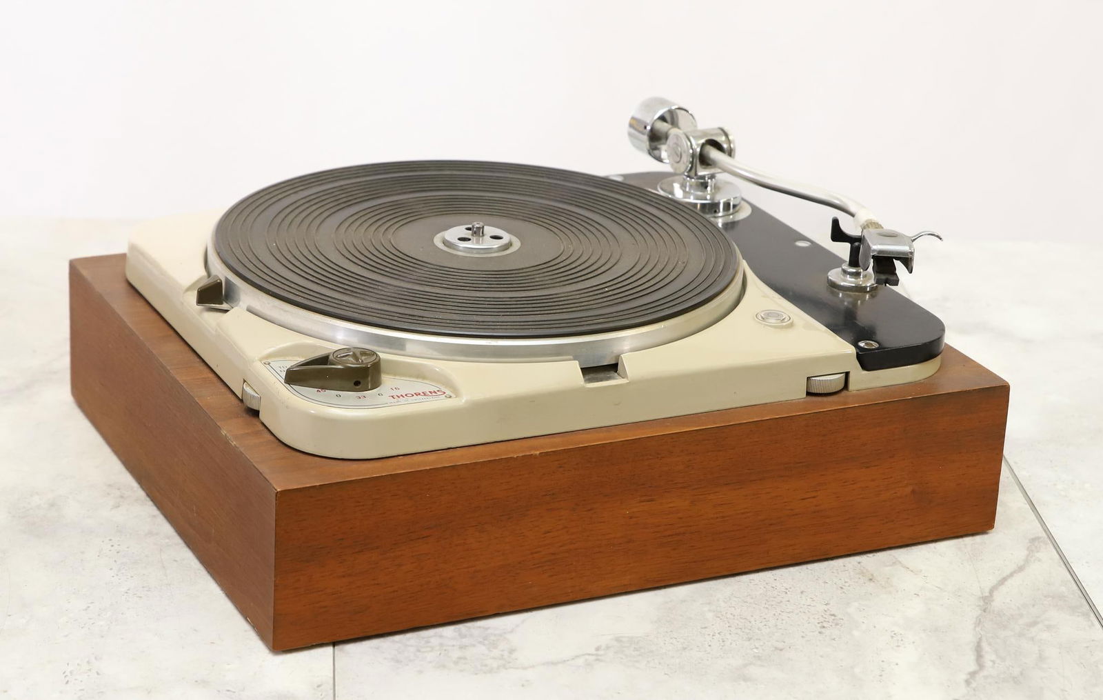 Thorens TD124 Turntable (1 of 13)
