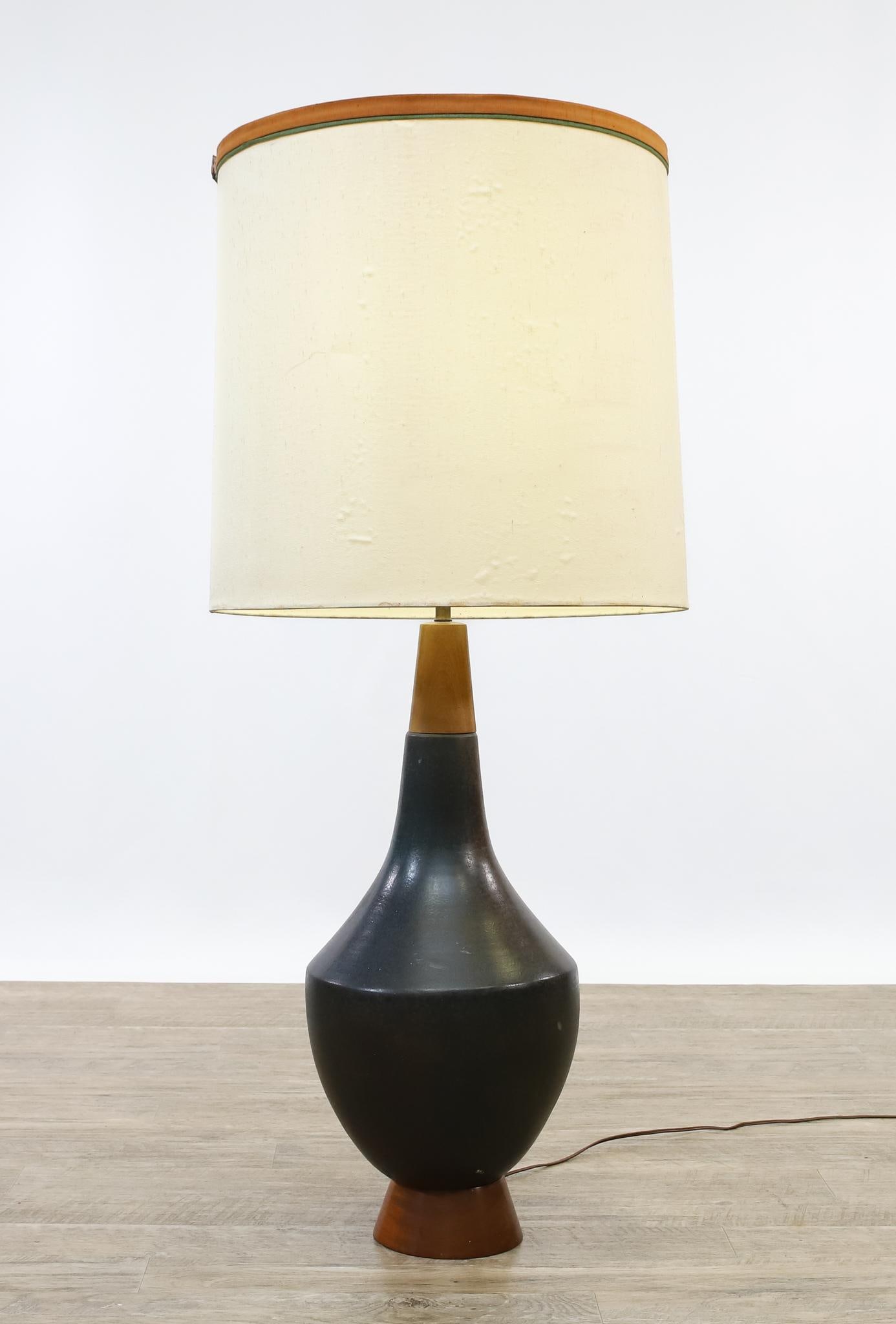 Aldo Londi for Bitossi / Raymor Lamp: Italian pottery and mahogany table lamp in varying dark tone hues, unmarked. In working condition. 44"h overall
