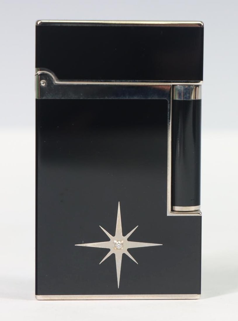 S.T. Dupont Solitaire Lighter: S.T. Dupont Solitaire limited edition Palladium finished and black lacquered lighter, dated 2005, no. 8/3000. No box.