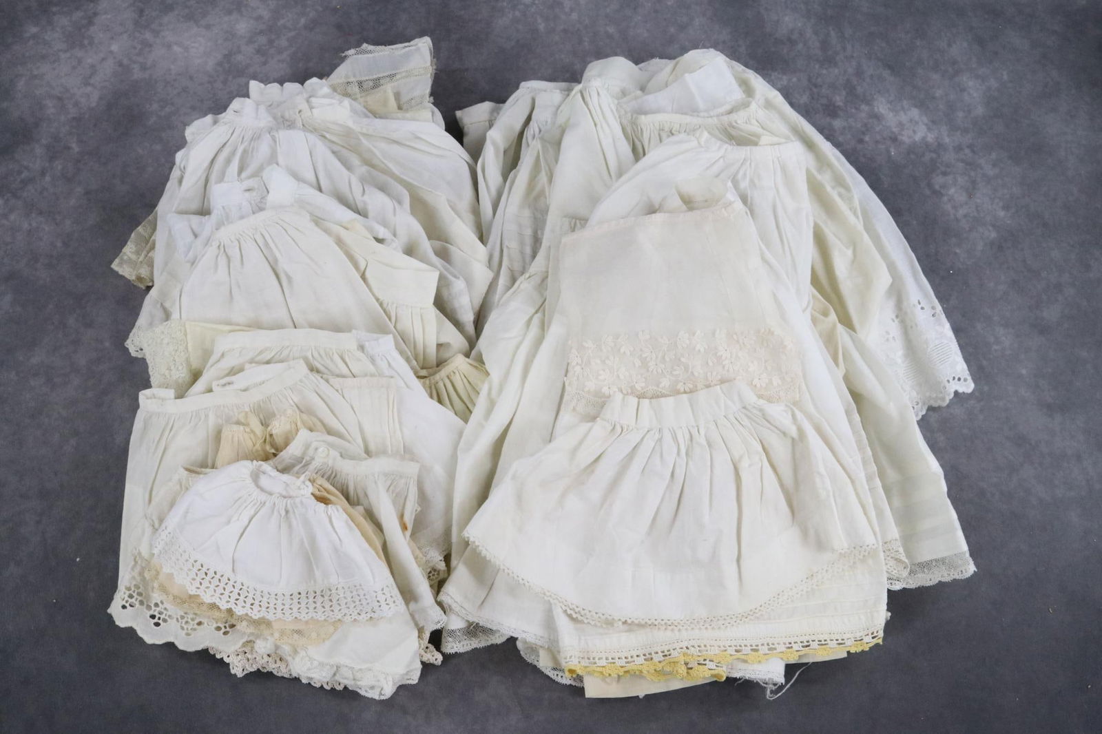 ANTIQUE DOLL CLOTHING. (1 of 9)