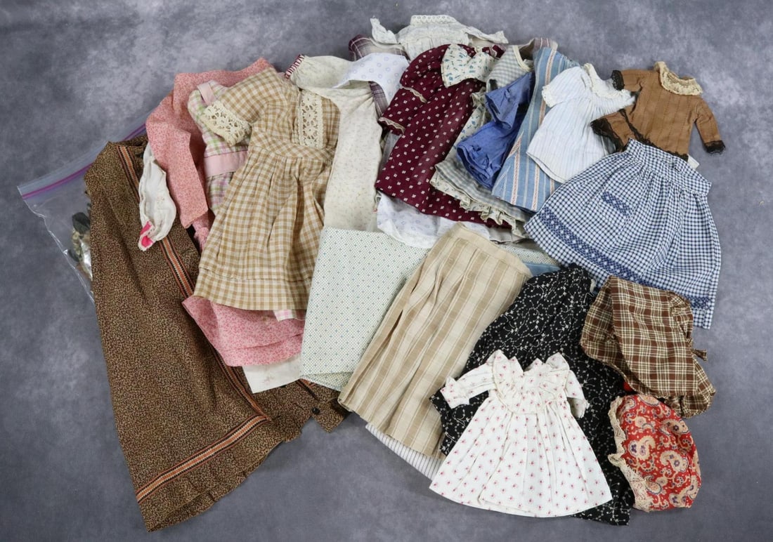 ANTIQUE DOLL CLOTHING. (1 of 9)