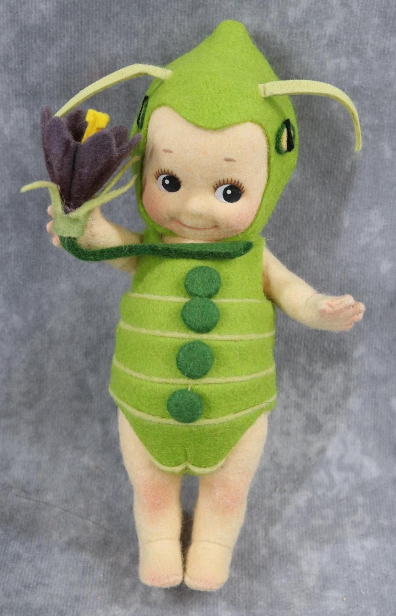 R. JOHN WRIGHT.: 6 1/2" 2001? "CAPER" Kewpie Bee?. NO box. Ltd. Ed. No. 170/250. No COA. Condition: as stated. Age discoloration on back of left leg. This lot is being sold AS IS.