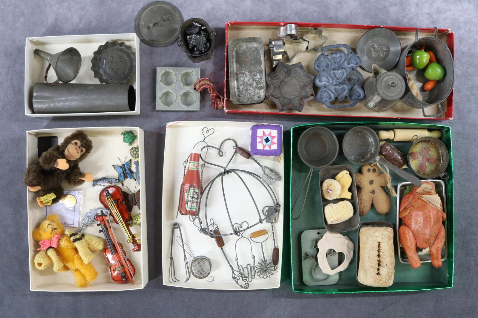 MINIATURES, STEIFF.: LOT of smalls, accessories. Tin and metal cookware inc. baking pans, funnel, coal scuttle, coffee pot, stove stack, etc. Food stuffs - turkey, baked goods, fruit. Wall hanger for pots, pans, etc. Misc