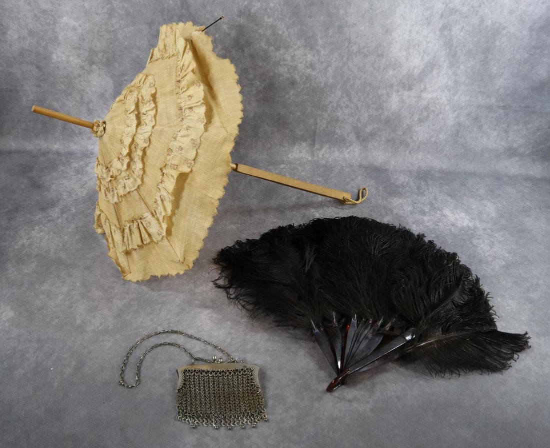 ANTIQUE LADIES' ACCESSORIES.: LOT of (3) items. Ladies 16" Fan with black feathers. (Age loss.) 24" Cotton Parasol for Lady or child. (Age loss, discoloration.) Silvertone metal mesh handbag. Condition: as stated. This lot is bein