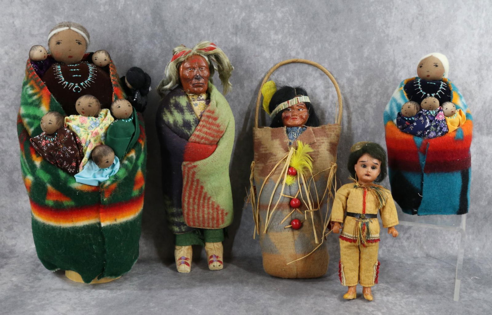 NATIVE AMERICAN DOLLS. (1 of 12)