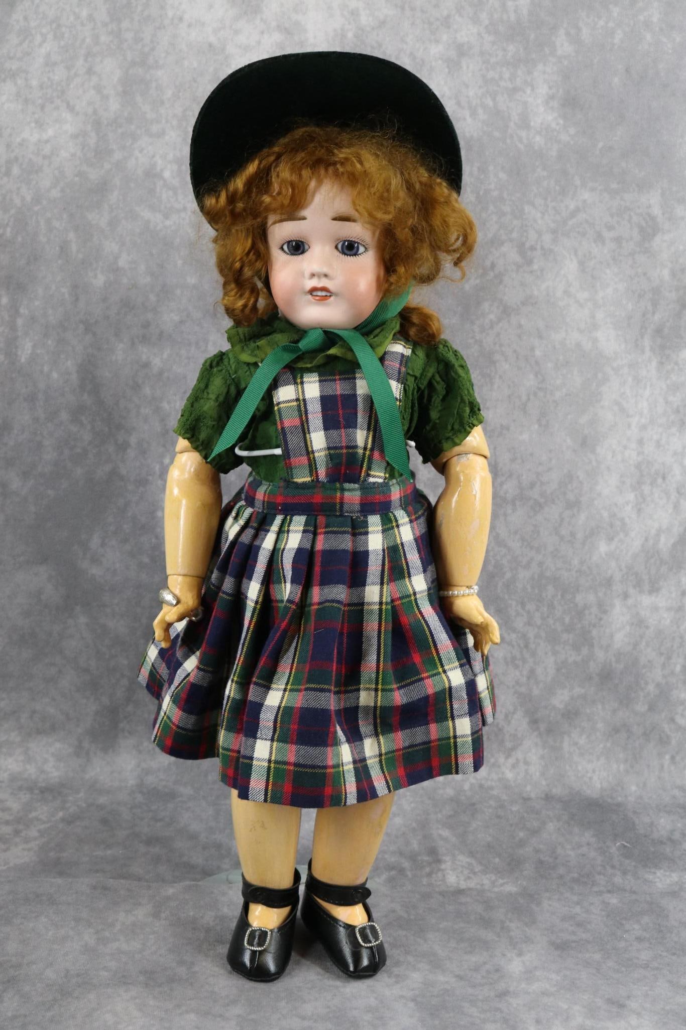 FRENCH DOLLS. (1 of 9)