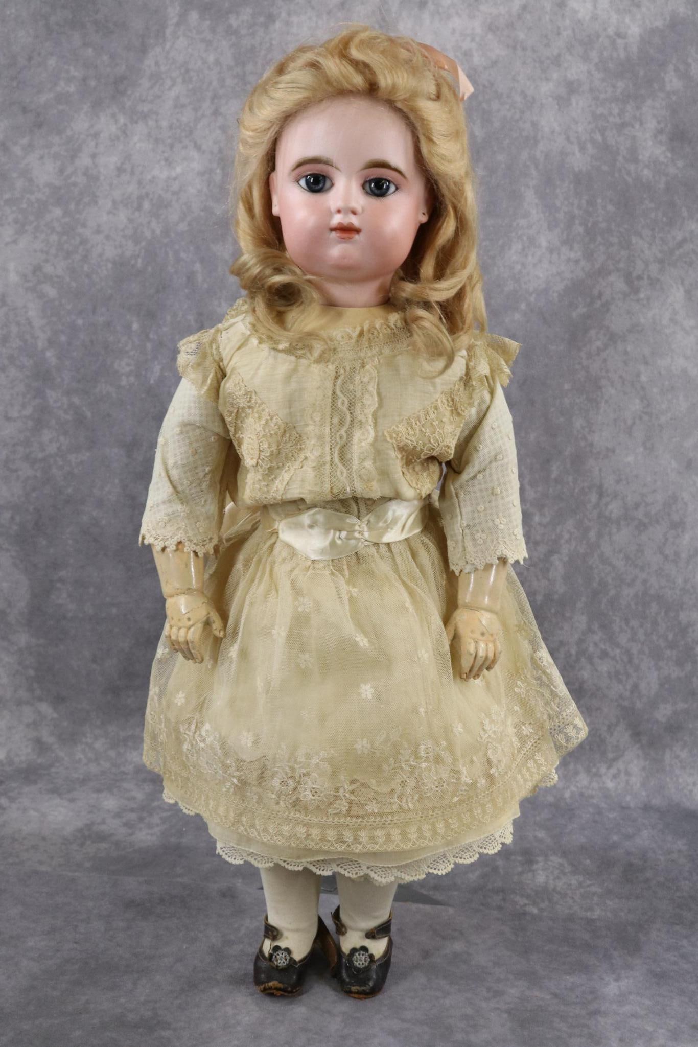 FRENCH DOLLS. (1 of 17)