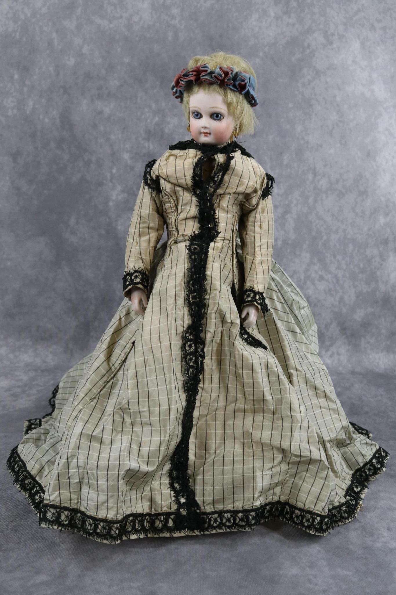 FRENCH FASHION DOLL. (1 of 8)