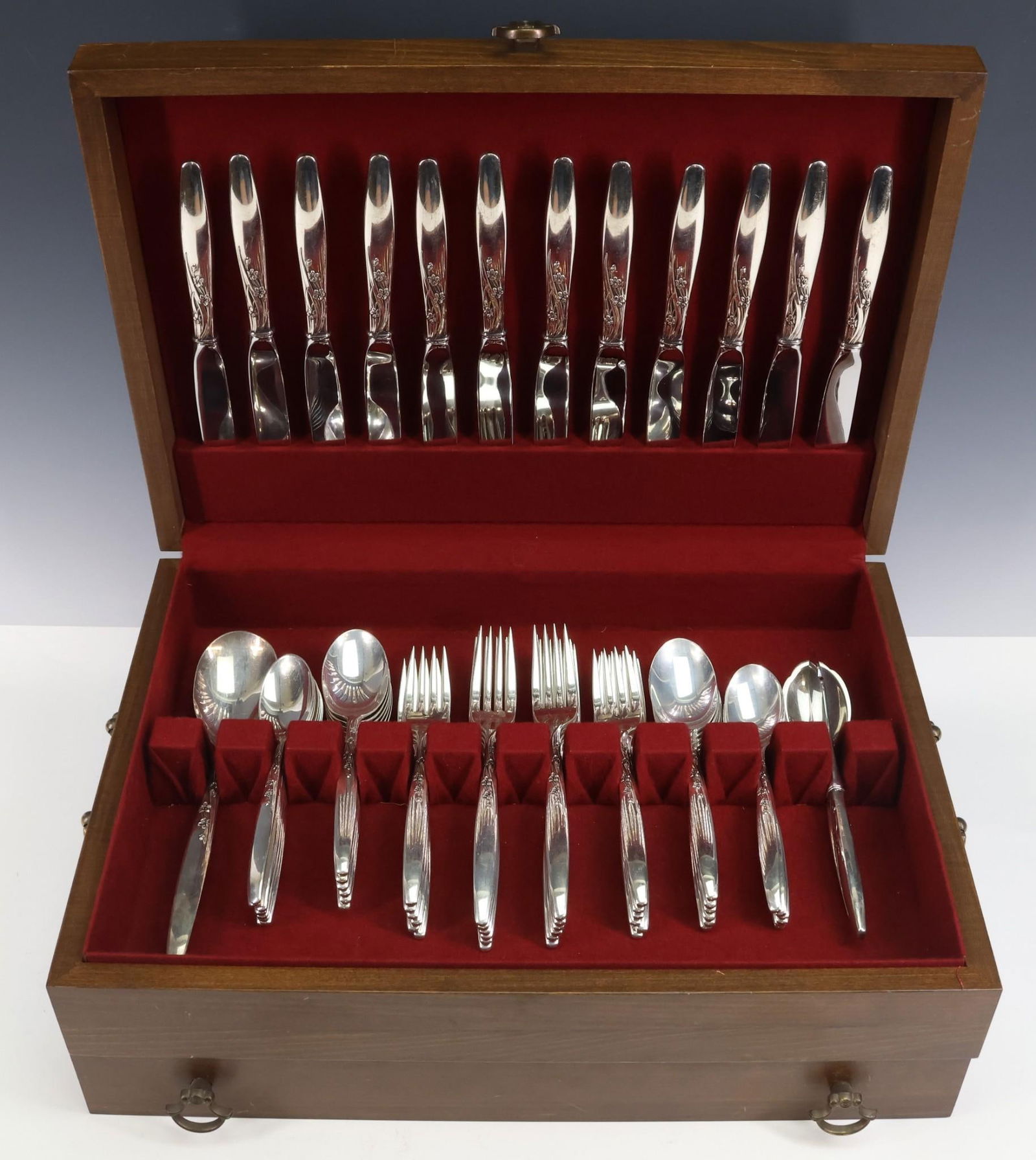 Lunt "Summer Song" Sterling Silver Flatware Service for 12: American sterling silver service, including 7.25" dinner forks, 9" hollow handle knives, salad forks, place spoons, teaspoons, a tablespoon, a hollow handle master butter, and a sugar shell. Includes