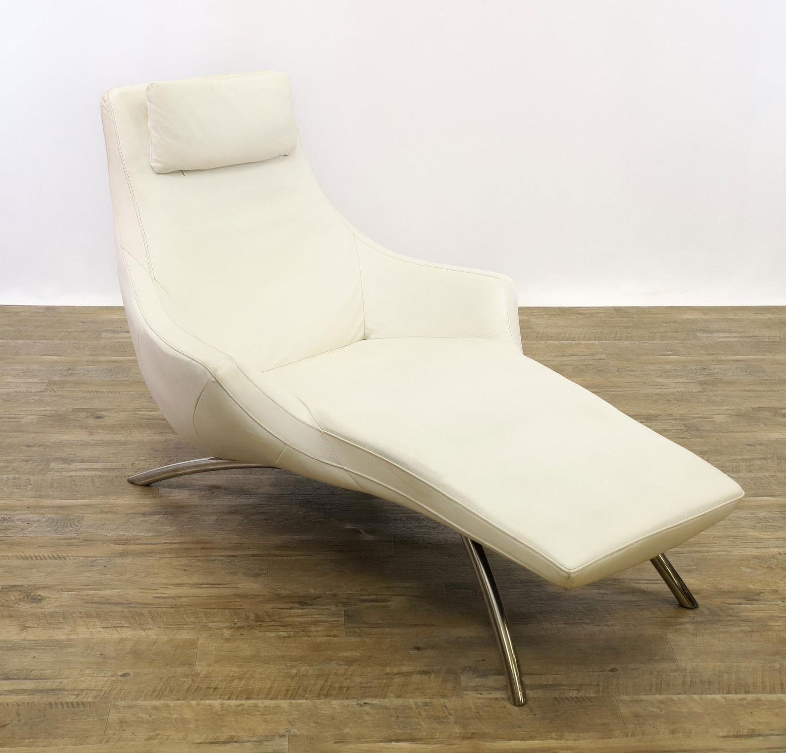 Rolf Benz LC2000 Chaise Lounge: German Postmodern chaise lounge with white leather upholstery and removable head cushion, on splayed tubular aluminum legs, unmarked. 35"h x 33.5"w x 61"d, approx. seat height 16"