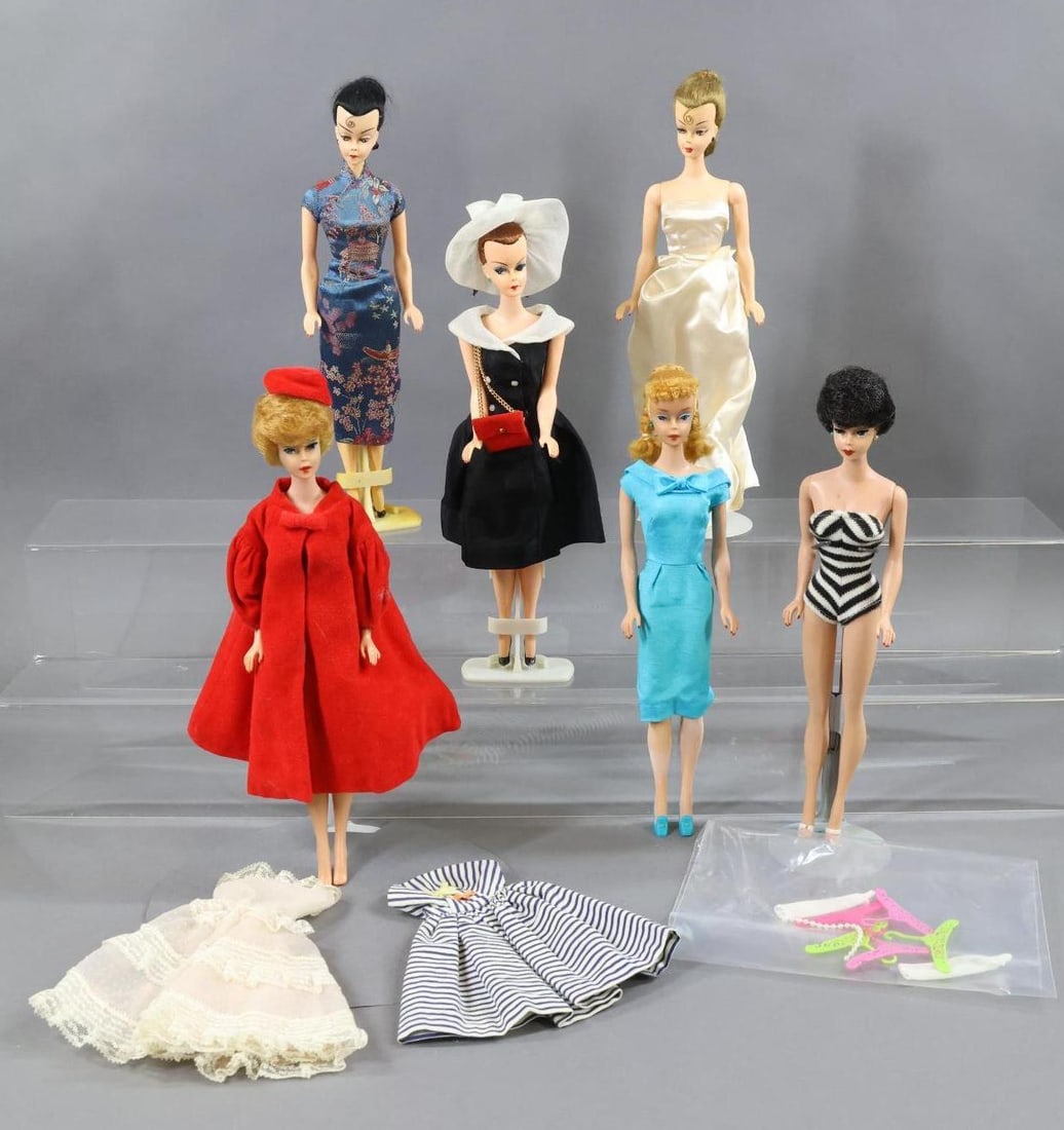 VINTAGE BARBIE FAMILY.: LOT. (3) BARBIE dolls and (3) HP BARBIE/type dolls. BARBIE - 1962 "Bubble Cut" doll #850. Black hair doll in black/white stripe bathing suit. (Green ears.) 1962 "Bubble Cut" doll #850. Blonde hair dre