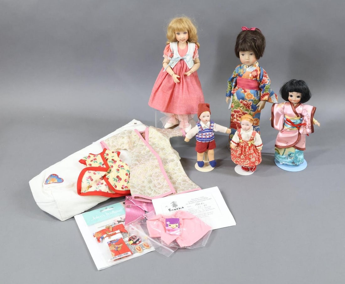 CONTEMPORARY ARTIST DOLLS.: LOT of (5) dolls. Pair of 5" KATHE KRUSE with bisque heads, painted hair, features. 2017 10 1/2" Fully jointed hard plastic "Zoe" doll by artist HELEN KISH. Mohair wig. 2006 Thursday's Child "Akiko" h