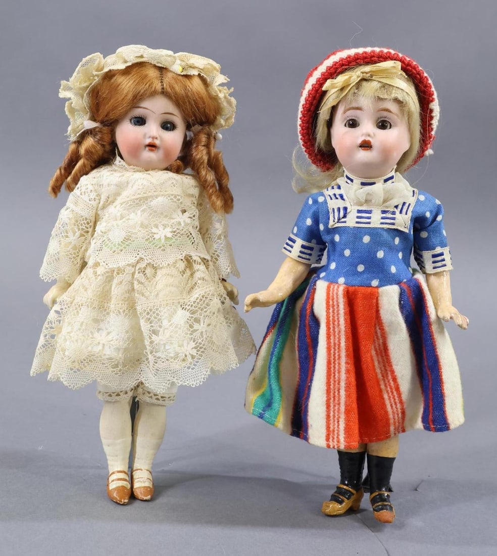 GERMAN BISQUE DOLLS 12" UNDER.: Pair of 8" Dolls. Both dolls have sleep eyes, open mouths, mohair wigs and 5 pc. papier mache bodies with painted shoes. Doll 1) HALBIG K * R 21 with blue eyes, curly red wig. Dressed in antique lace 