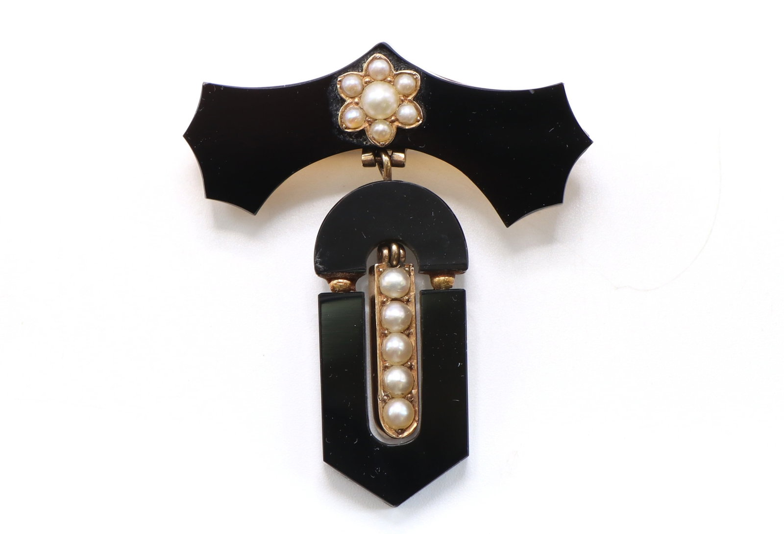 10k YG Victorian Onyx Brooch: 10k yellow gold Victorian onyx and (12) pearl Brooch, 1.5"x 2", 6.2dwt